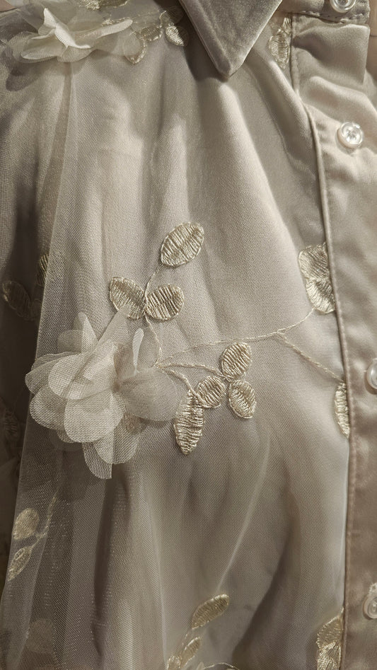 Valkoinen kukkapaitis