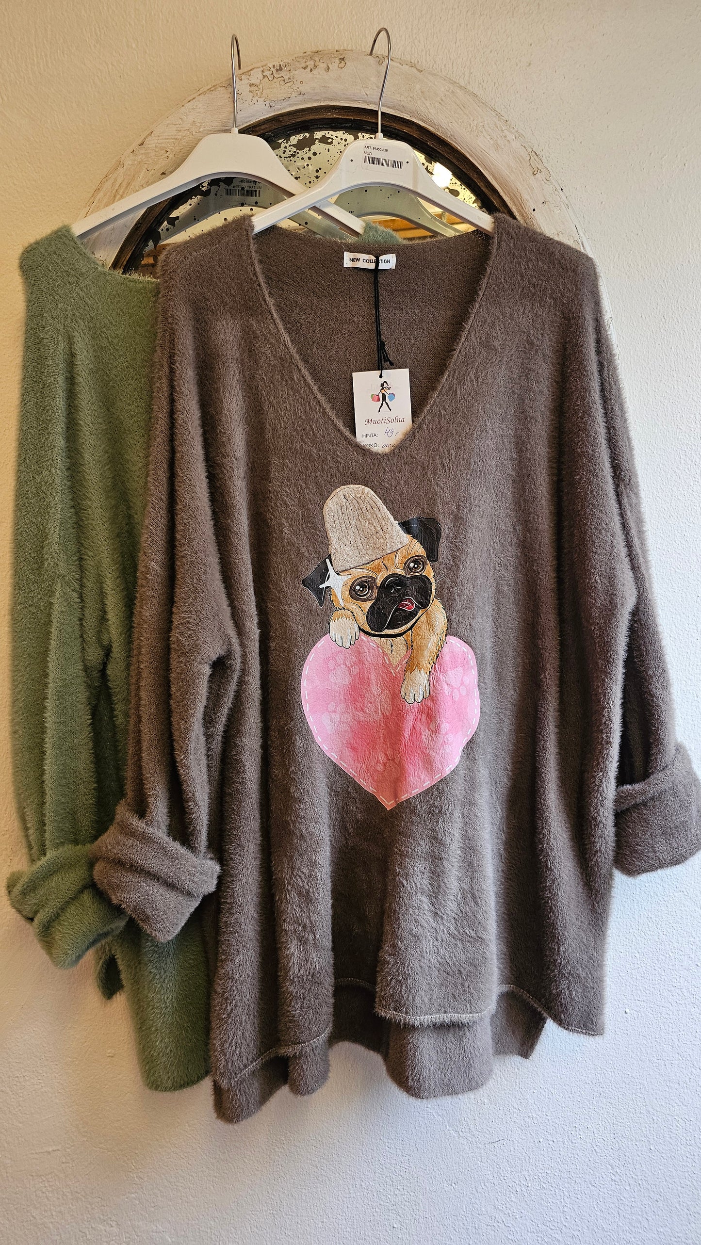 ruskea pusero,mopsin kuva, villa. kylmät kesäillat.