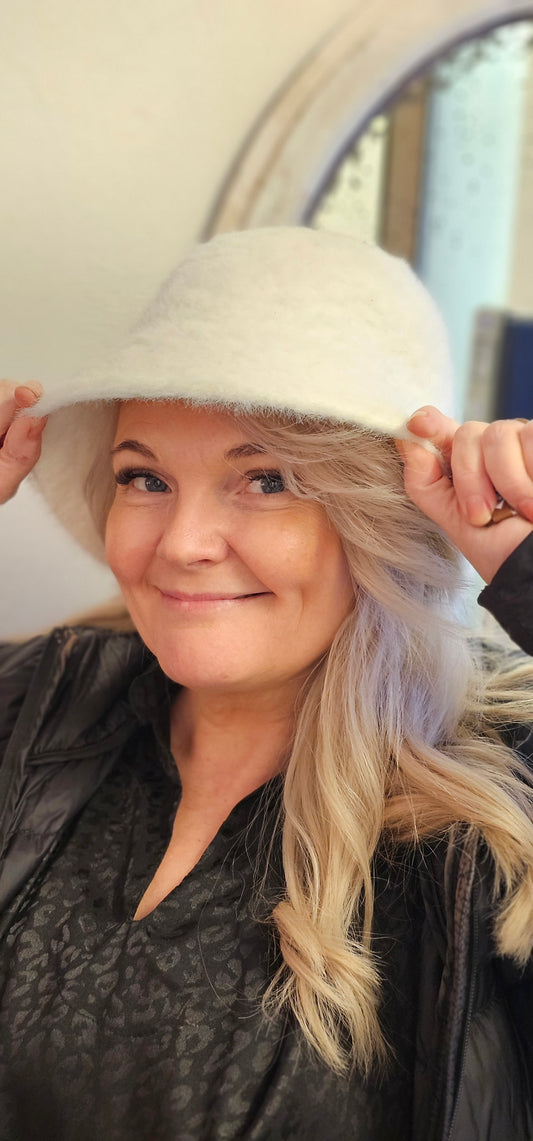 Valkoinen hattu. Valkoinen bucket hat.