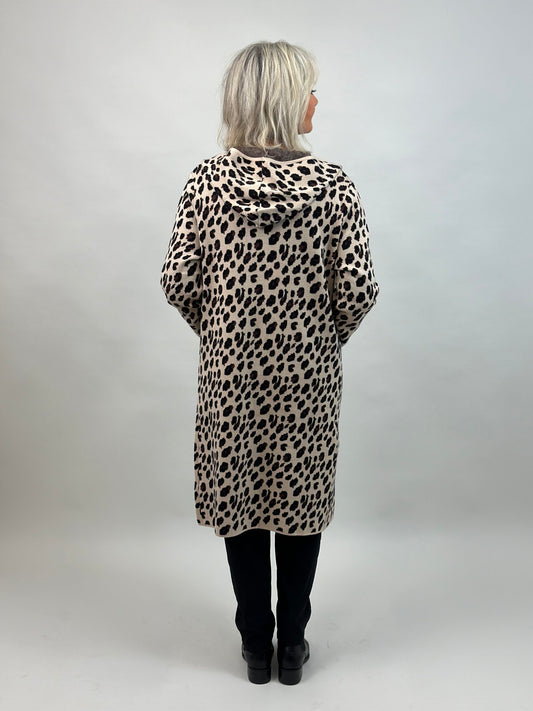 Pitkä neuletakki pantterikuviolla