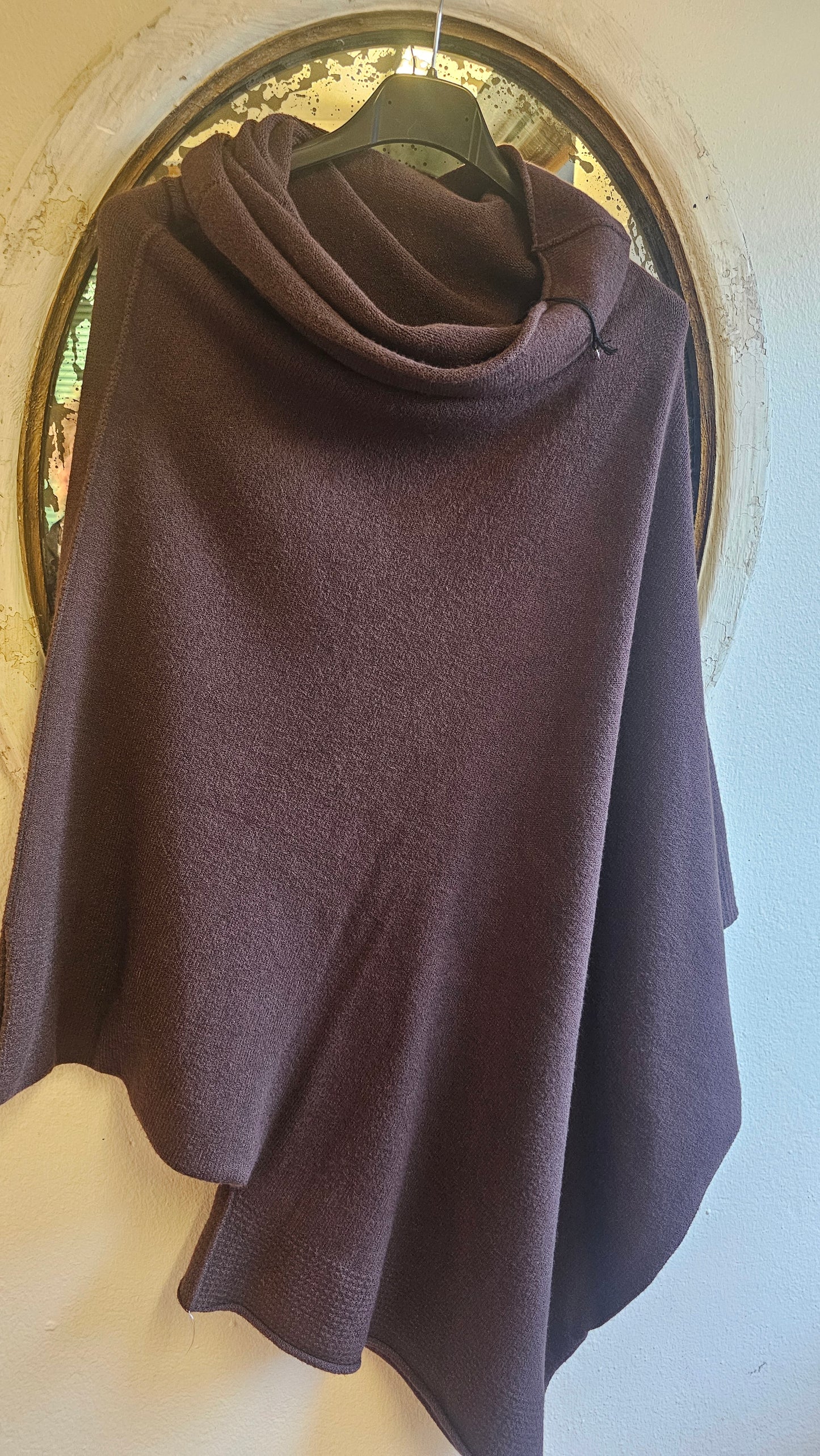 Neulospusero pienellä kauluksella