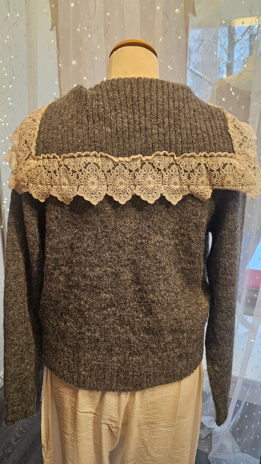 Harmaa lyhyt neuletakki