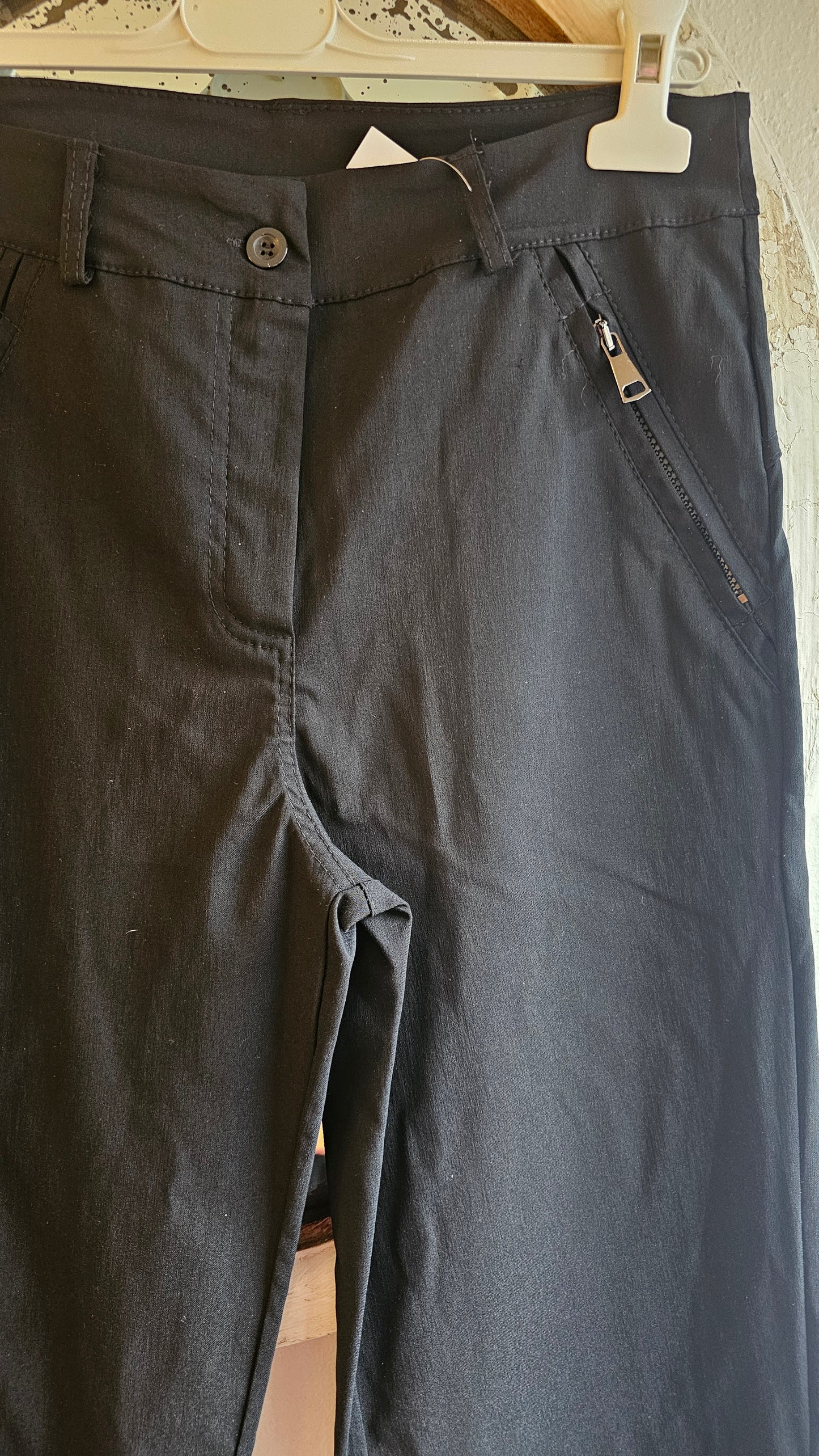 Mustat jokapaikan housut