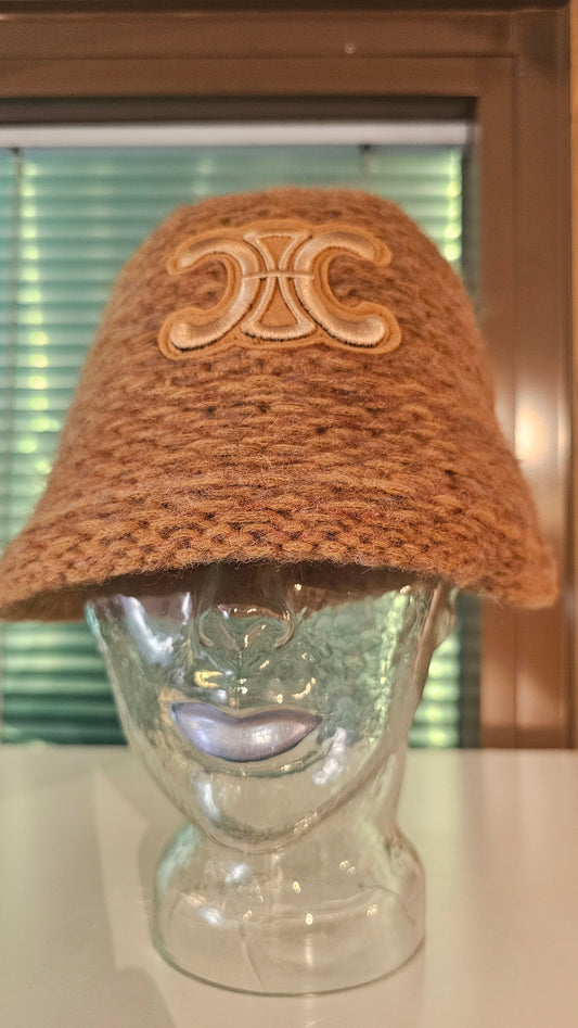 Bucket hat ruskea.