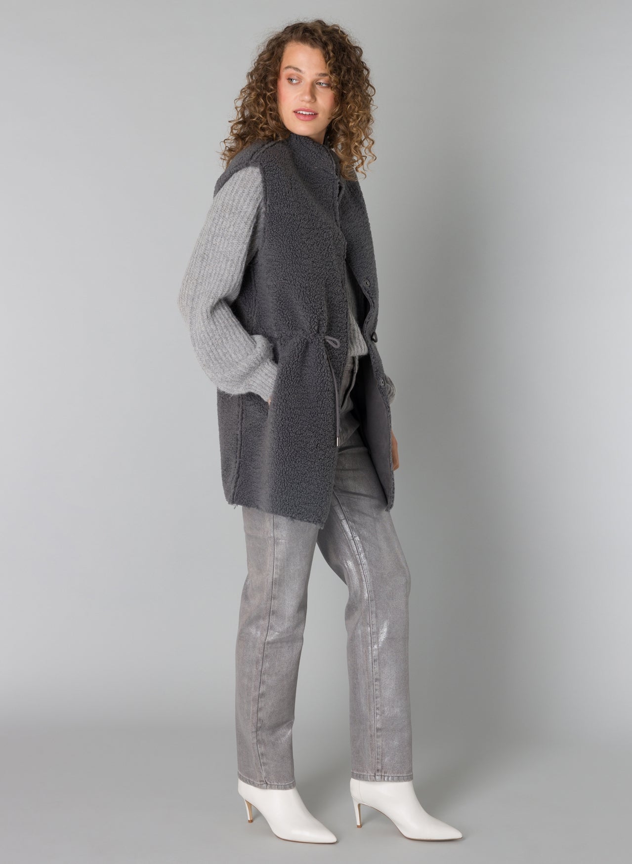 Tyylikäs harmaa teddyliivi kauniilla pudotetulla helmalla ja huivilla