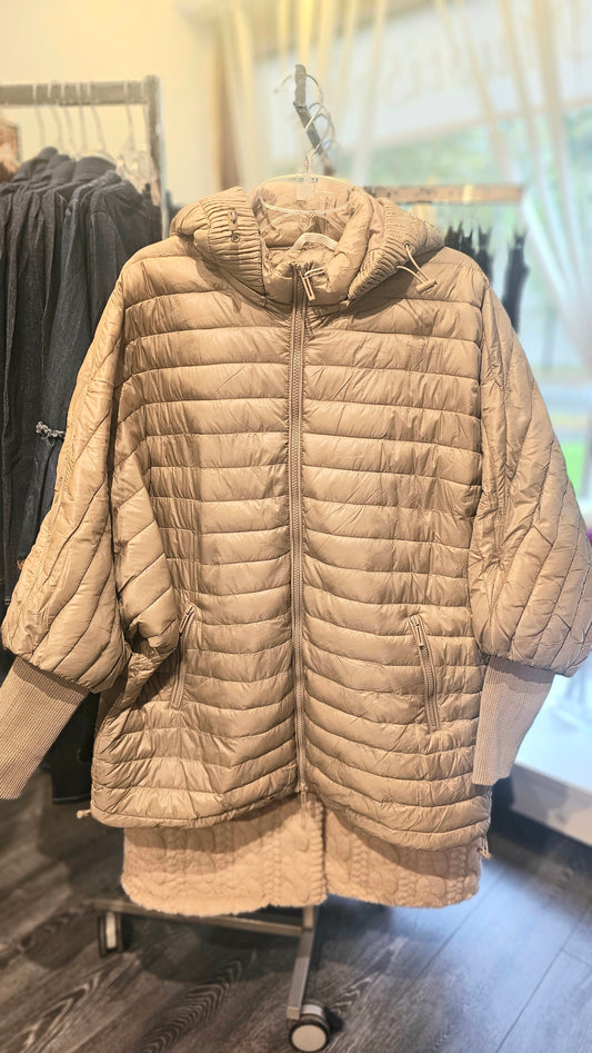 Kevyt toppatakki. Beige toppatakki.