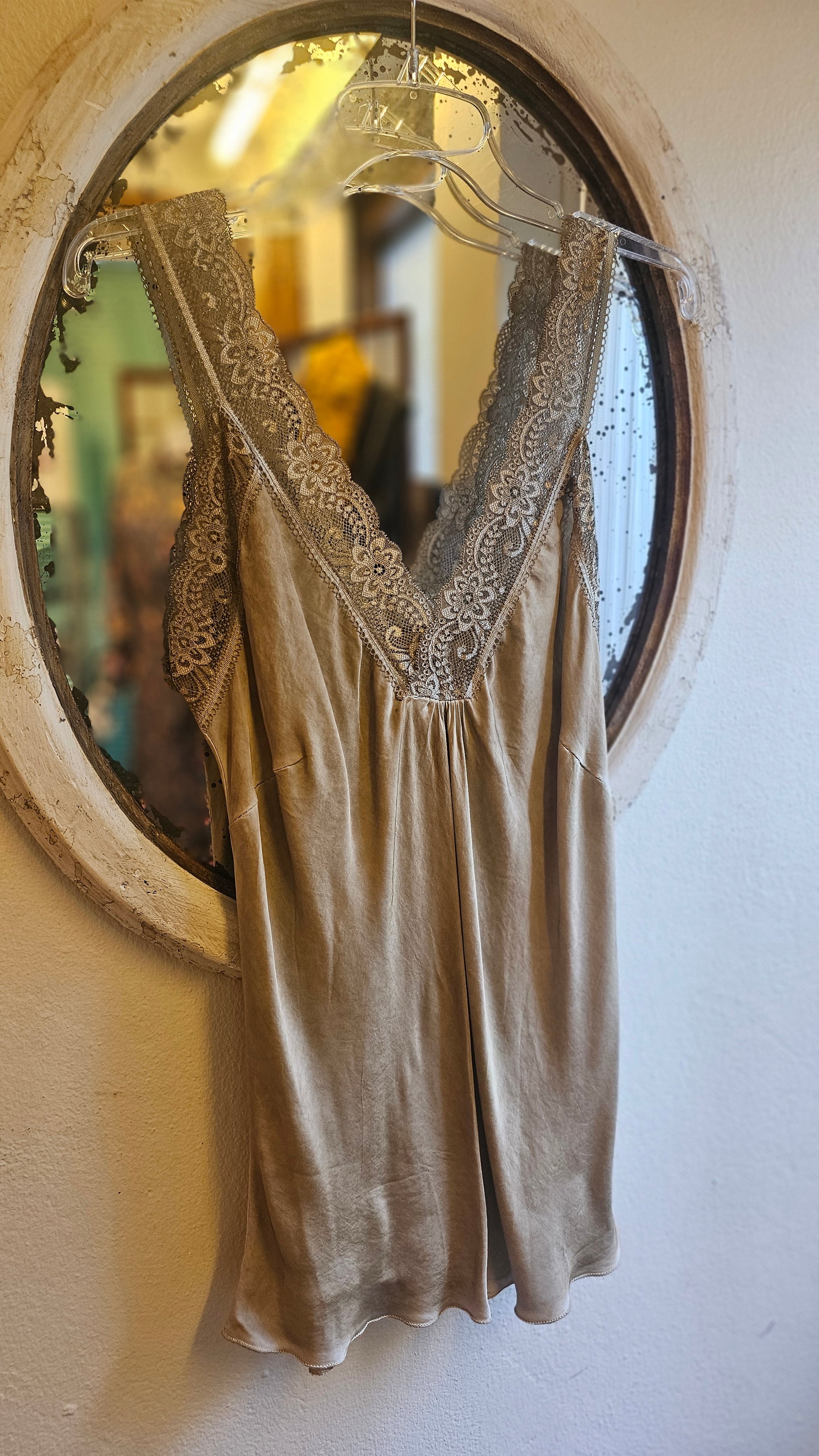 Kullanhohtoinen pitsitoppi. Vaaleanruskea pitsitoppi