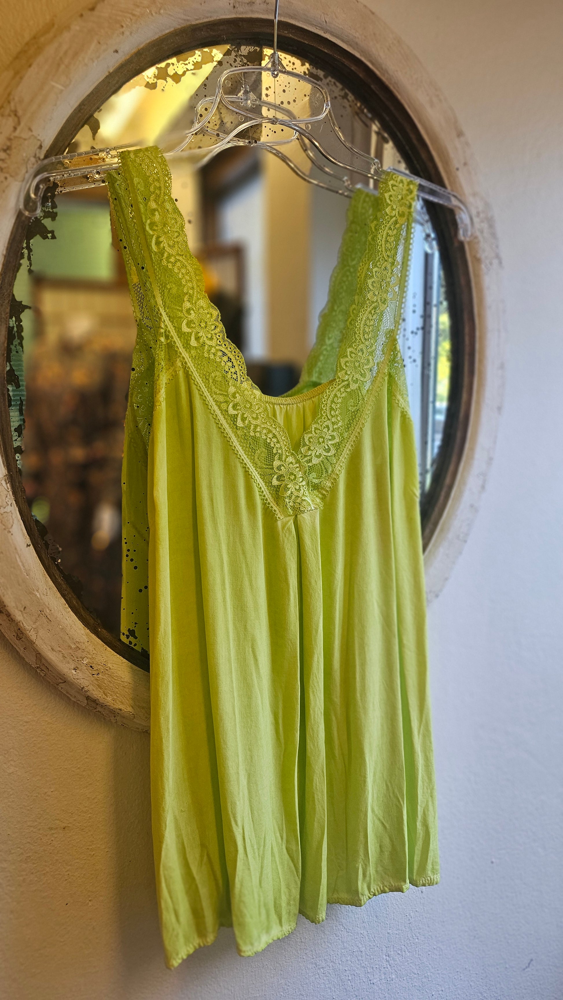 Limen värinen pitsitoppi