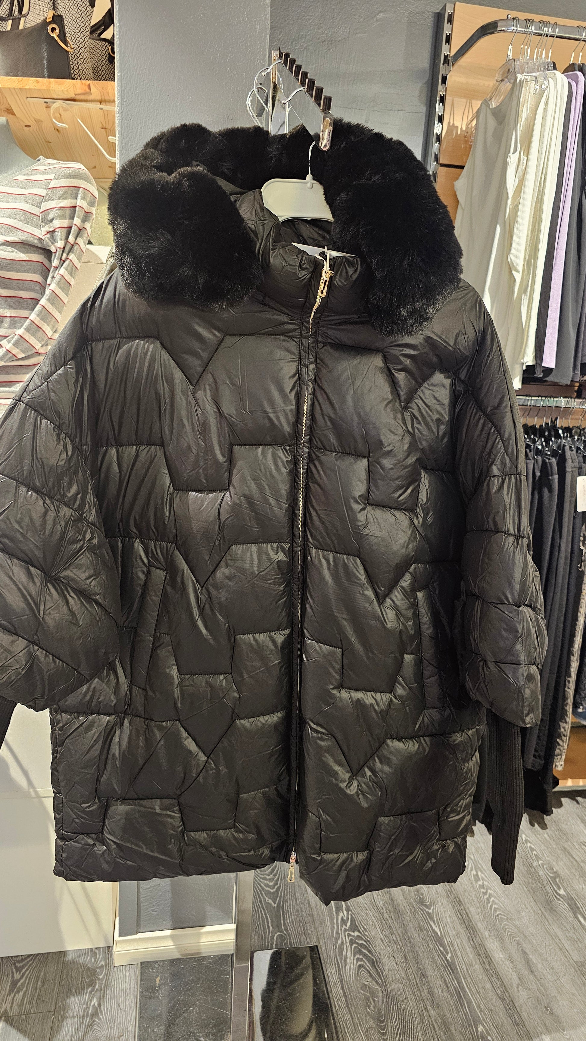 Musta toppatakki hupulla. Talvitakki karvareunus huppu.