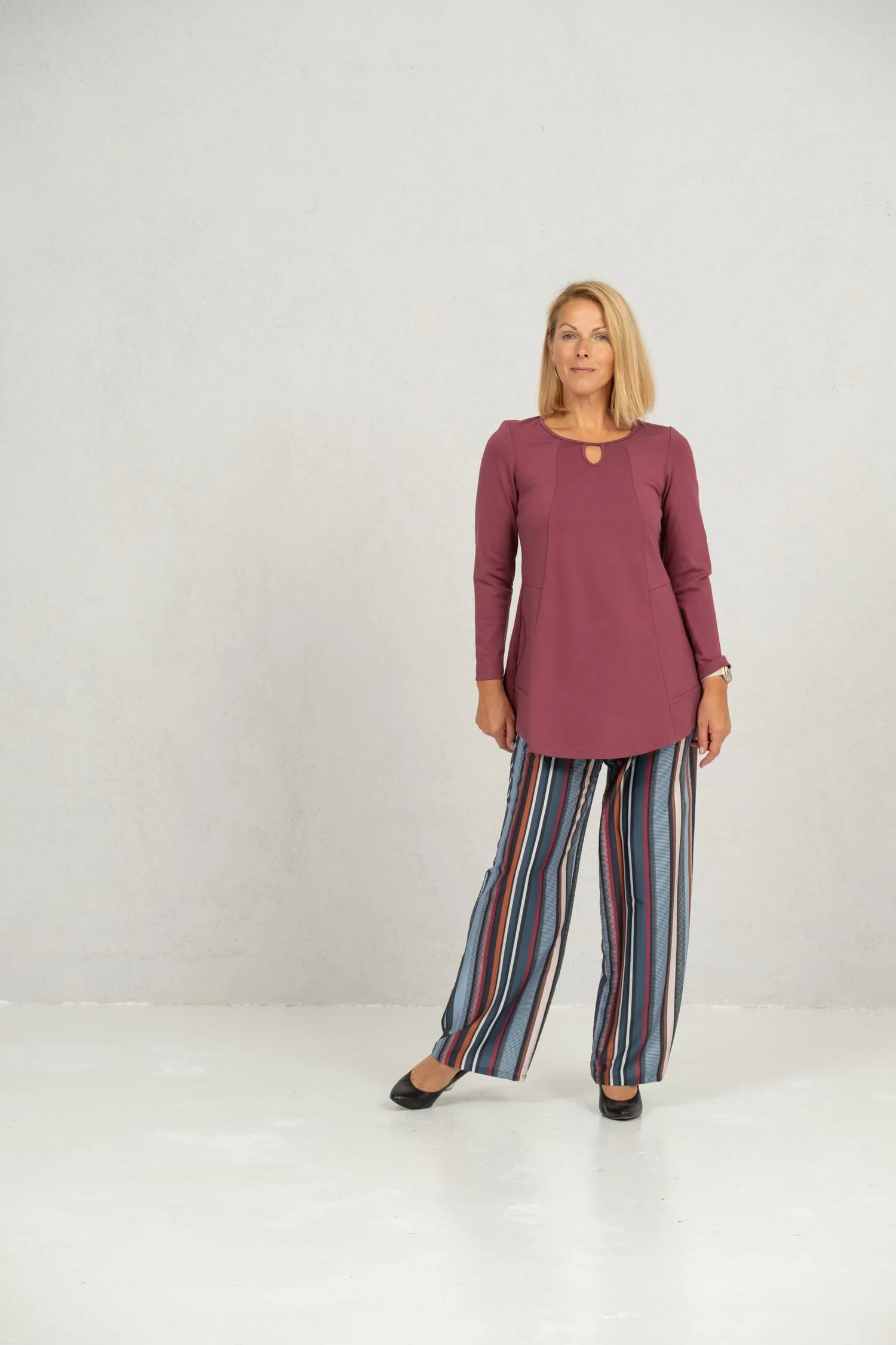 Viininpunainen tunika.