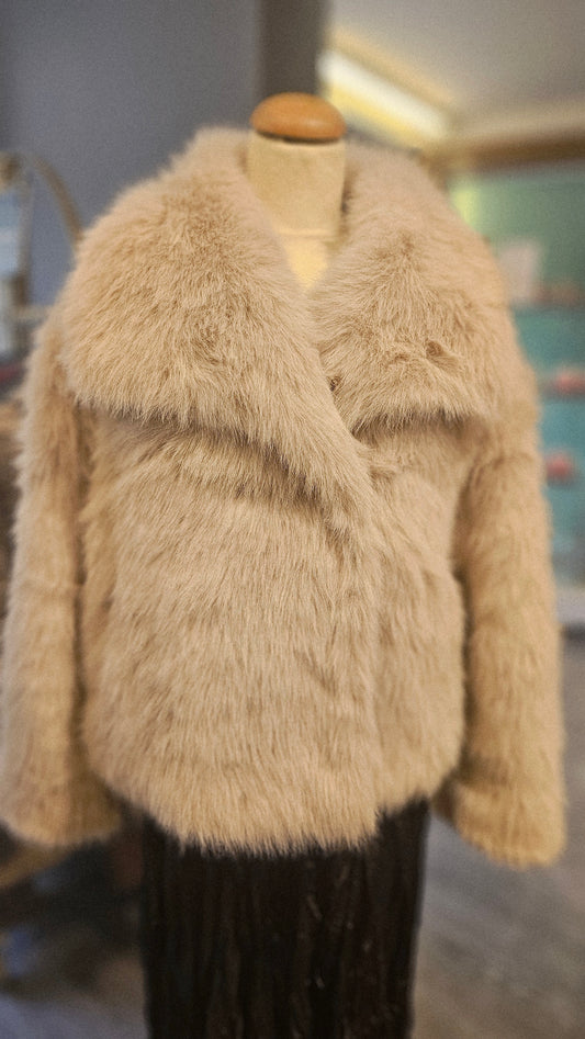 Vaalea tekoturkis Beige tekoturkistakki.