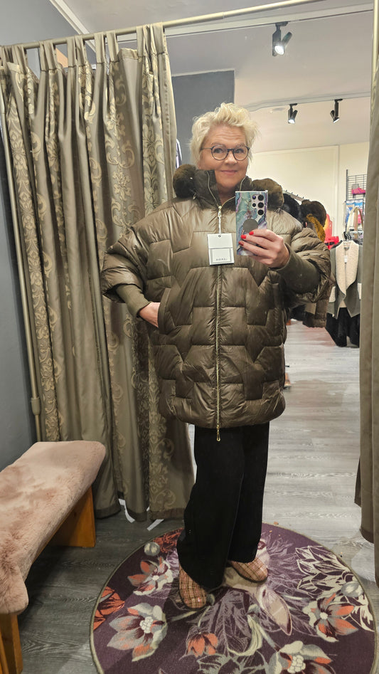 Ruskea toppatakki hupulla.