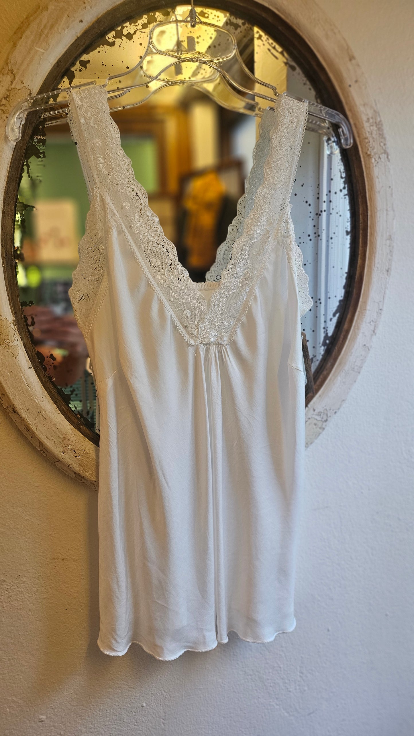 Valkoinen pitsitoppi