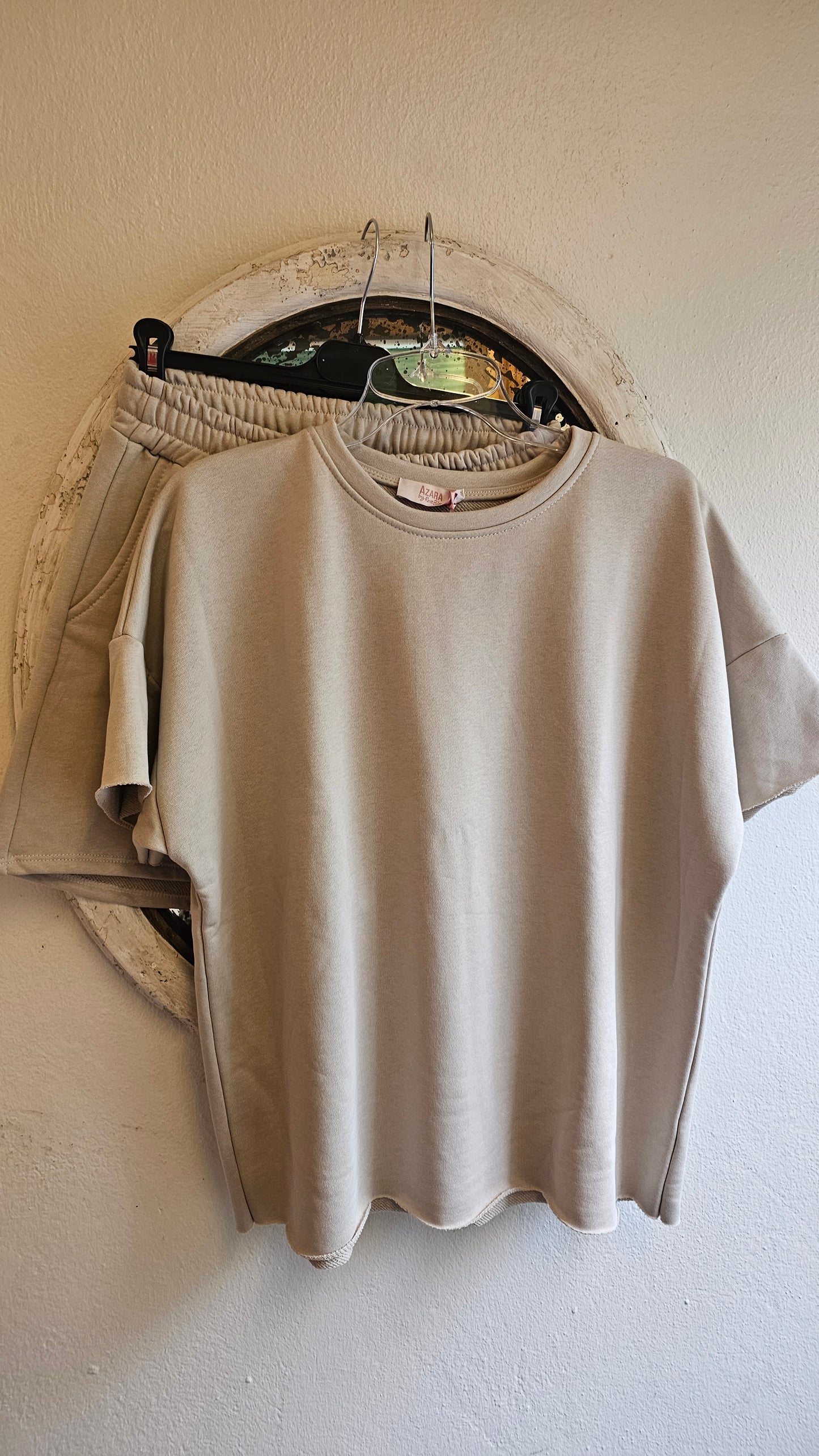 beige t-paita