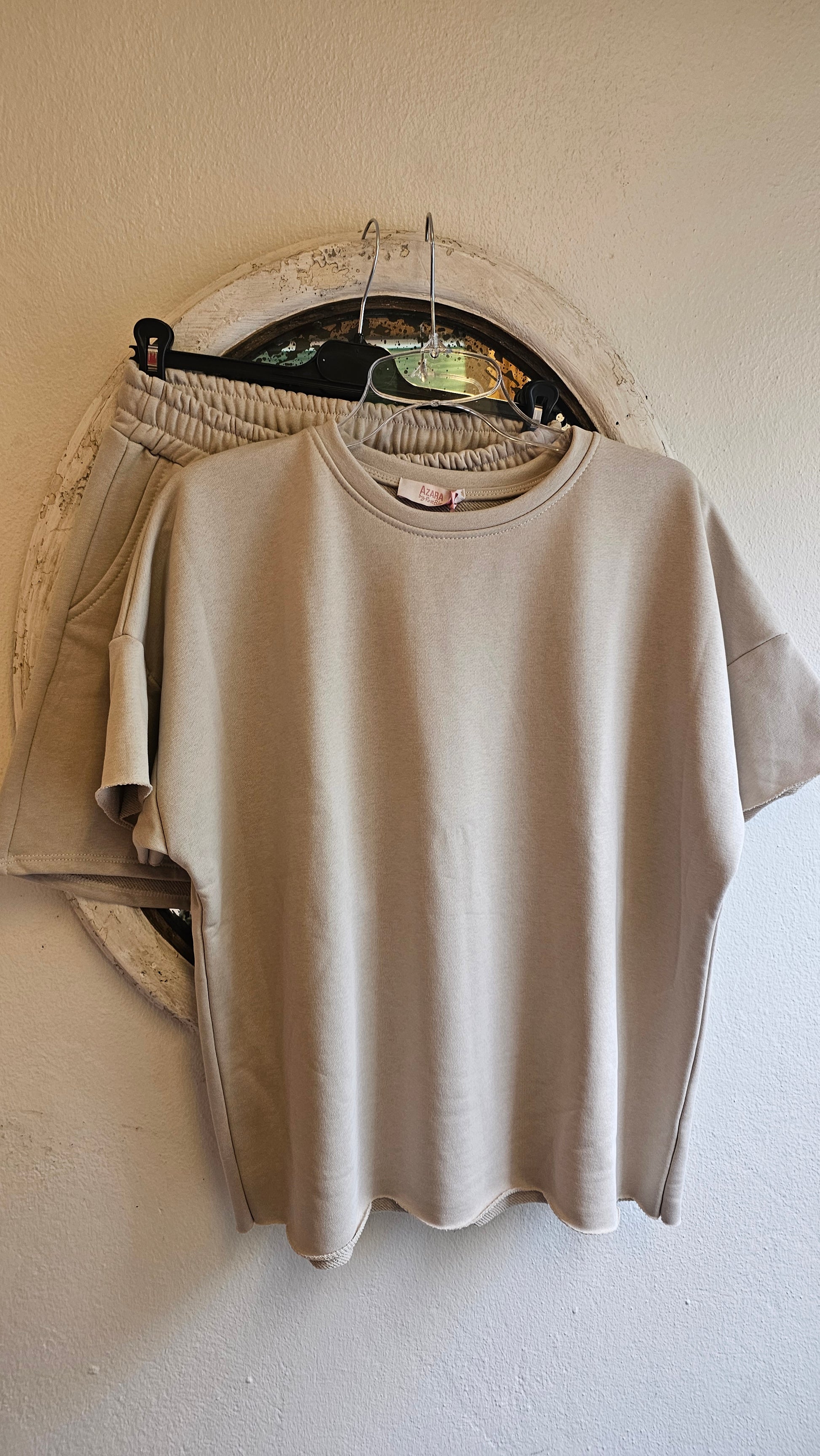 beige t-paita