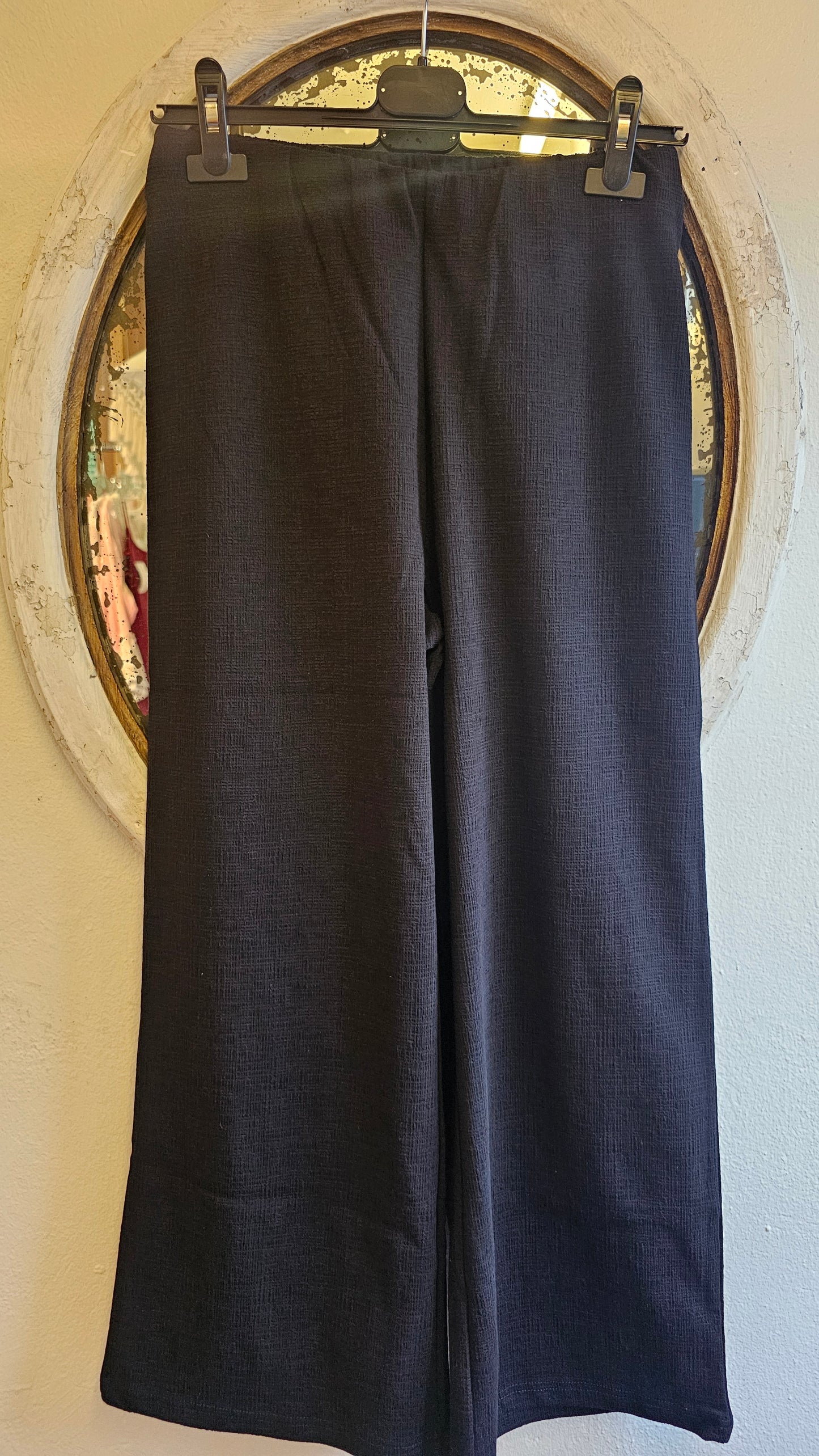 Mustat leveälahkeiset housut