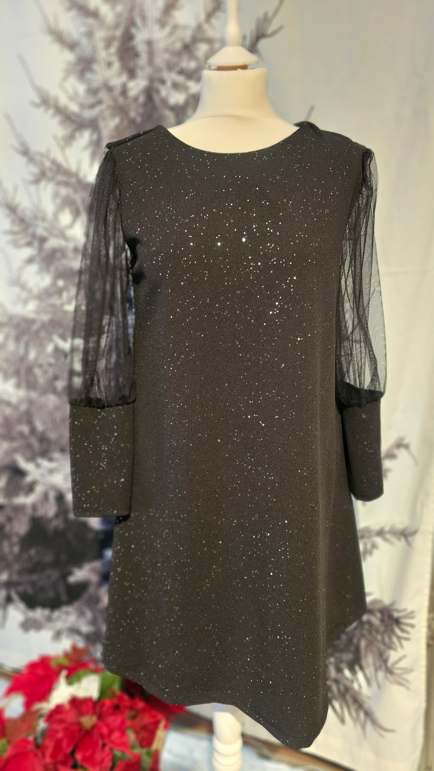 Musta sädehtivä mekko mesh hihoilla