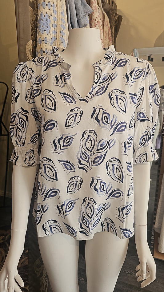 Sinivalkoinen kuvio pusero