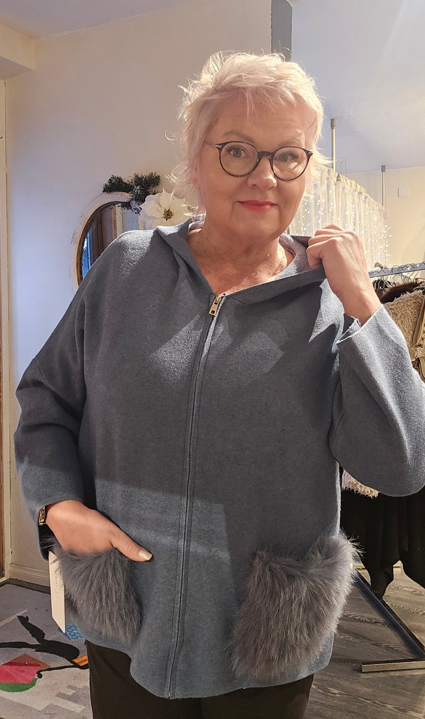 Hupullinen neuletakki