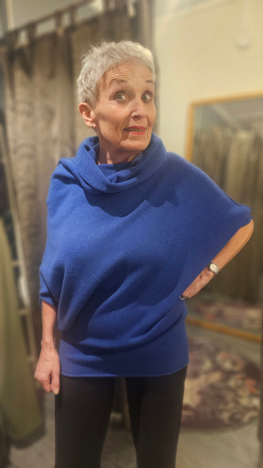 Neulospusero pienellä kauluksella