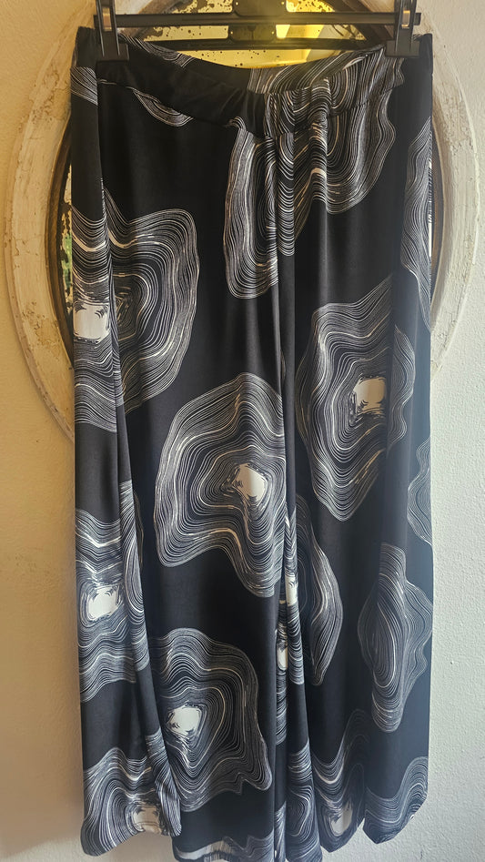 Leveälahkeiset housut pinkki ja musta