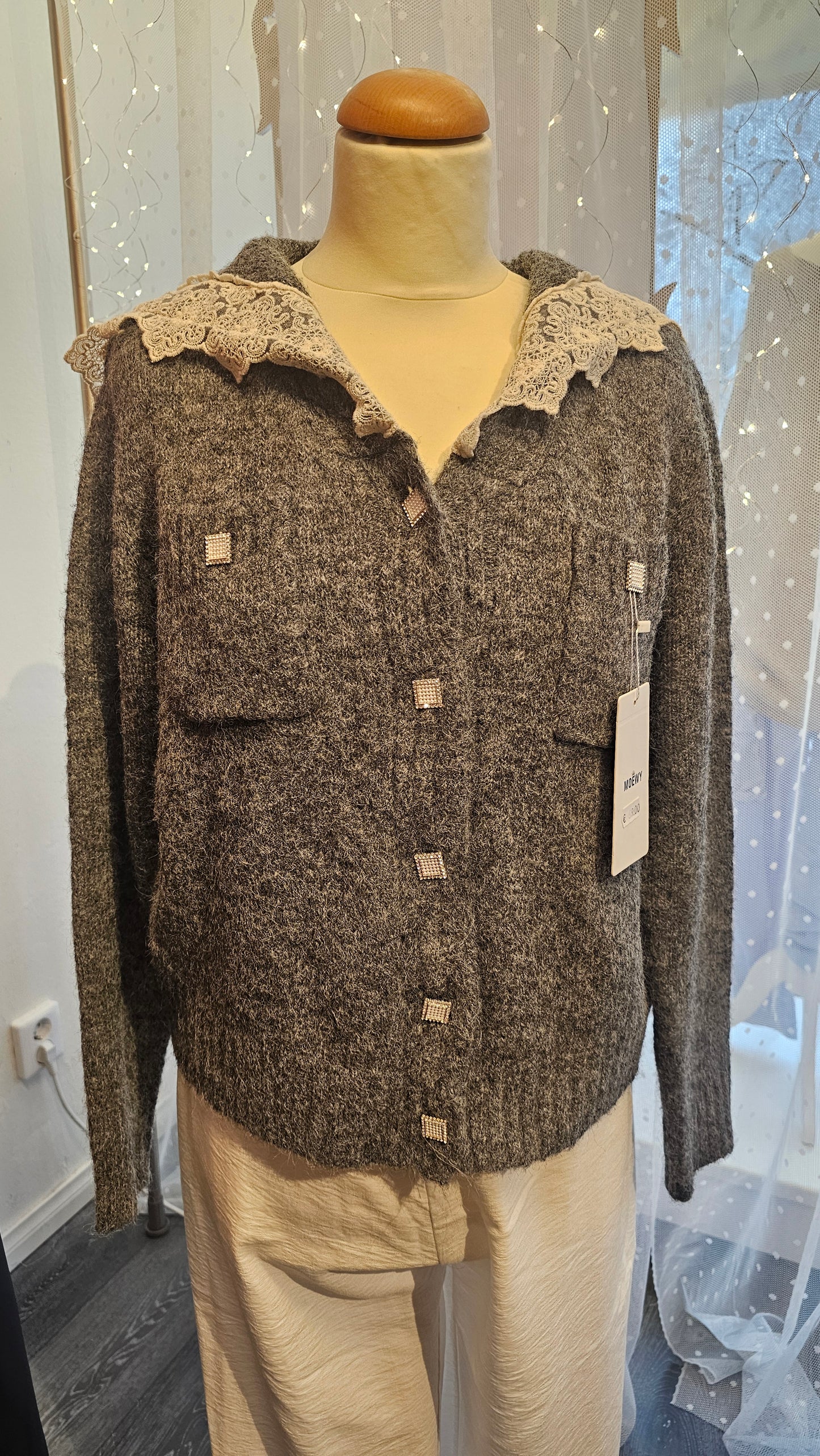 Harmaa lyhyt neuletakki