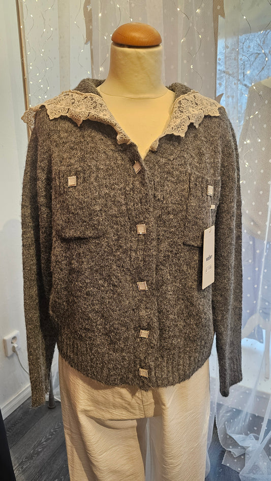 Harmaa lyhyt neuletakki