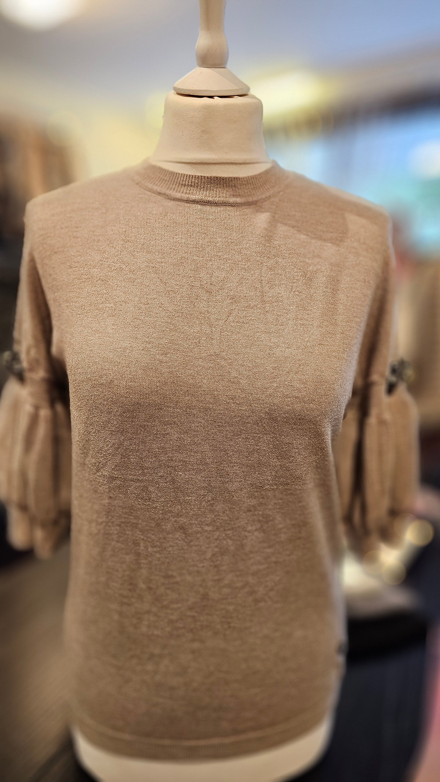 3/4 osa hiha. Beige pusero.